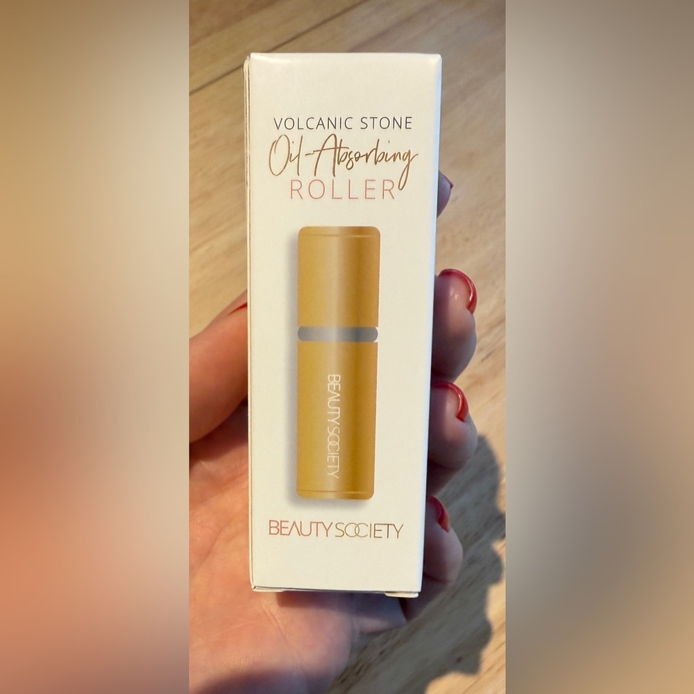 Beauty Society – Volcanic Stone Oil-Absorbing Roller